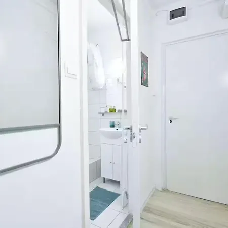 Modern Hideaway On Victor Hugo W Ac By Nw アパート *
